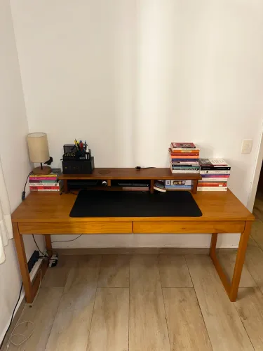 Escrivaninha 160cm (Meu Móvel de Madeira) + Suporte para Monitor (Excelente Estado)
