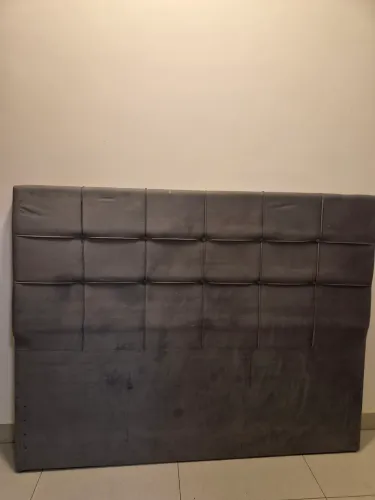 Cabeceira de Cama Queen em Veludo Cinza Sagrado ? Estrutura de Madeira