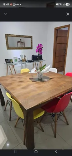 Mesa de madeira com 4 cadeiras