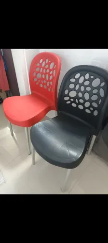 VENDO CADEIRA PLÁSTICA PRETA OU VERMELHA
