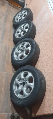 Roda e pneus em bom estado aro 14 Chevrolet