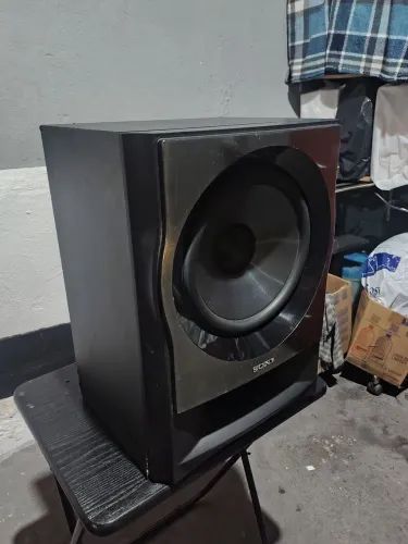 Subwoofer ativo Sony de 10 tudo ok.