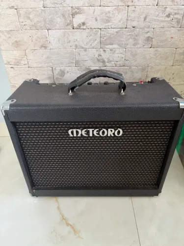 Cubo para guitarra meteoro valvulado 70wts