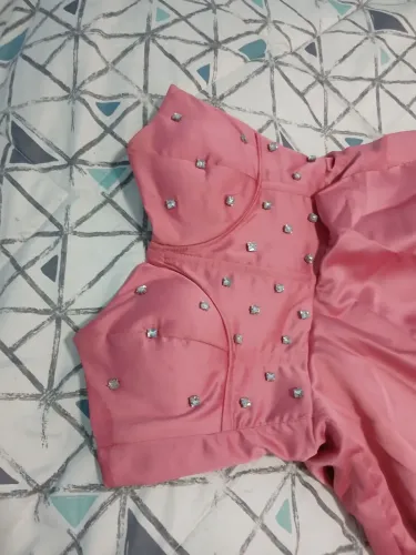 Vestido coral feito por estilista