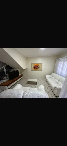 Sofá couro todo na madeira 