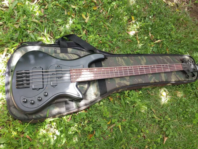 Baixo schecter stilleto stealth 5