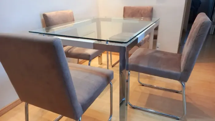 Mesa de vidro com pés cromados + 4 cadeiras estofadas para sala de jantar