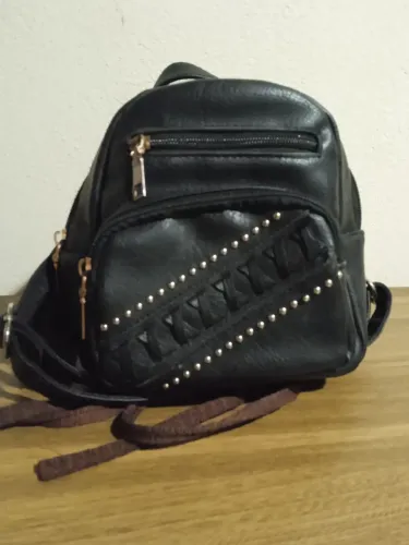 Mini mochila preta couro sintético