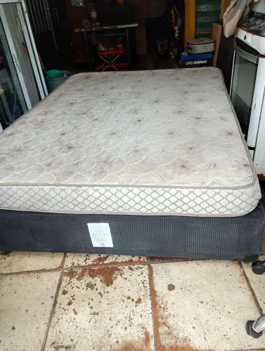 Cama box casal em boas condições sem detalhes