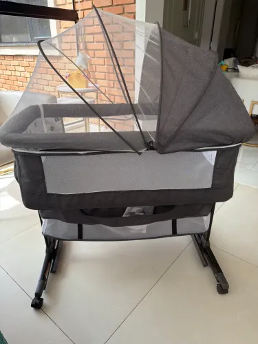 Mini berço portátil com balanço, tela mosquiteiro e abertura lateral. Completo