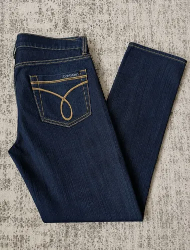 Calça jeans Calvin Klein feminina modelahem Skinny, tamanho 38 (28/6 USA). 