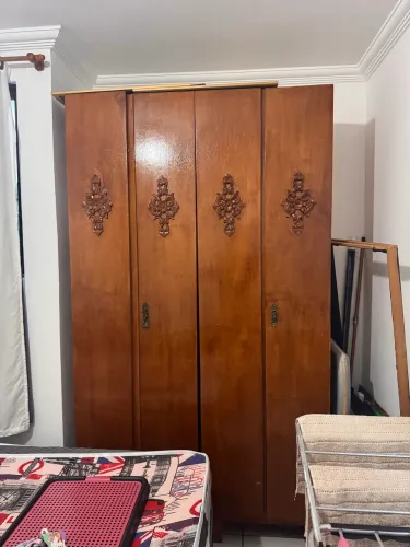 Guarda-roupa de madeira 