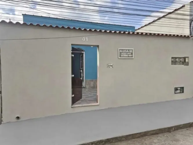 CASA TODA REFORMADA  RUA MUITO  TRANQUILA , PONTO DE ÔNIBUS  20 M ( LINHA PARA V REDONDA  
