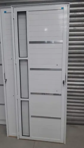 Porta de Alumínio Modernas Brancas, com Frisos e Visor Lateral. 2.10x80 | NOVA R$ 1.350.00