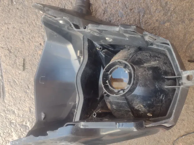 Farol e  suporte com pequenas avarias 
