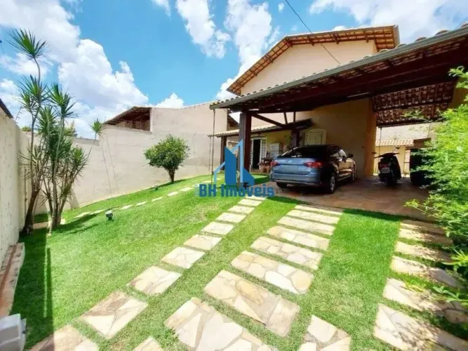 Casa com 4 Quartos à Venda  242m² de Área Construída | Lote de 360m²  Álvaro Camargos