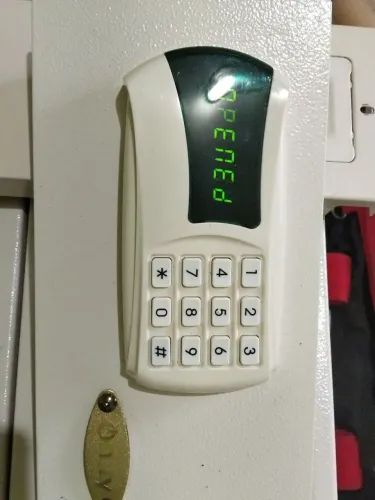 Cofre eletrônico e chave 