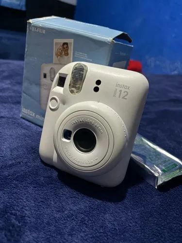 Câmera Instax Mini 12 Branca (Clay White) Completa na Caixa + Filme