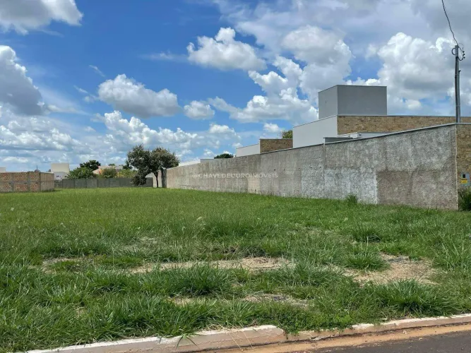 Terreno de 1.880 m² à venda em Uberaba, no condomínio Mário Franco.