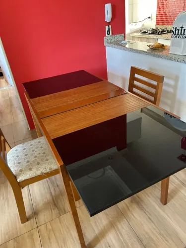 Mesa de jantar extensível (abre e fecha) + 4 cadeiras 