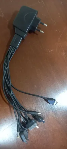 Carregador de celular antigo múltiplo