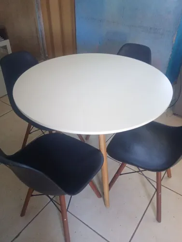 Mesa e quatro cadeiras.