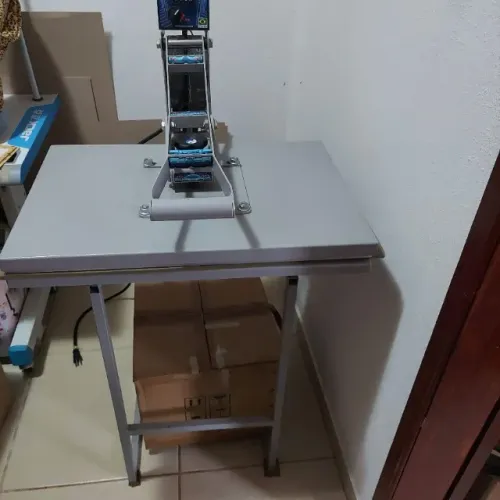 Prensa térmica Maquinatec 60x40 manual 127v completa com cavalete