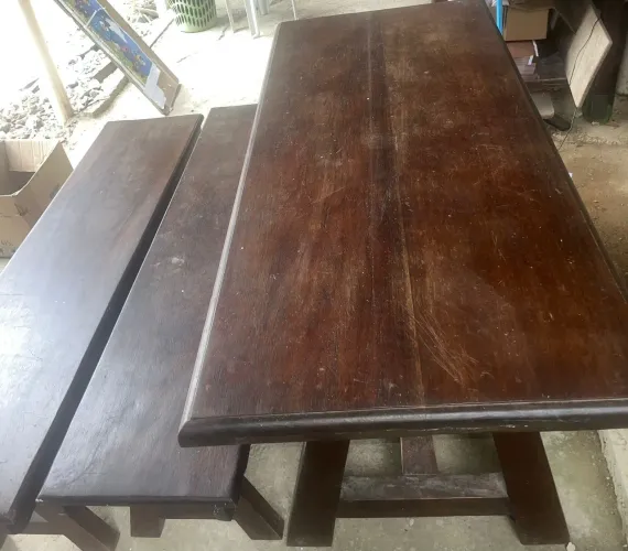 Mesa de madeira maciça com 2 bancos