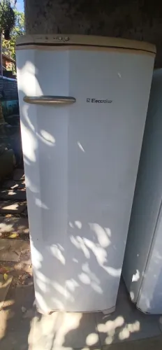 Geladeira electrolux usada ótimas condições funcionando perfeitamente entrego