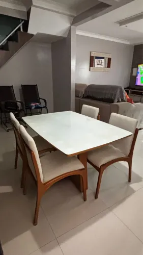 Mesa (1,30x 0,90) com 4 cadeiras em madeira