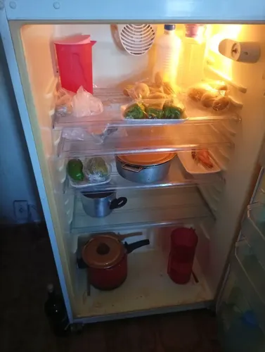 Vende se uma geladeira em ótimo estado dúplex