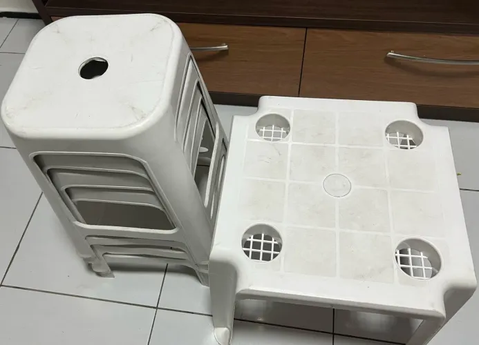 Conjunto de banco com mesa de plástico