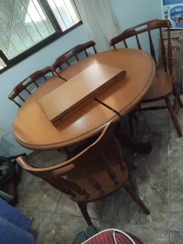 Mesa com 4 cadeiras
