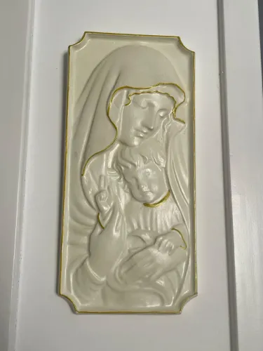 Santa em gesso 16 cm largura por 34 cm altura