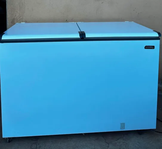 Vende-se um freezer e um fogão industrial.