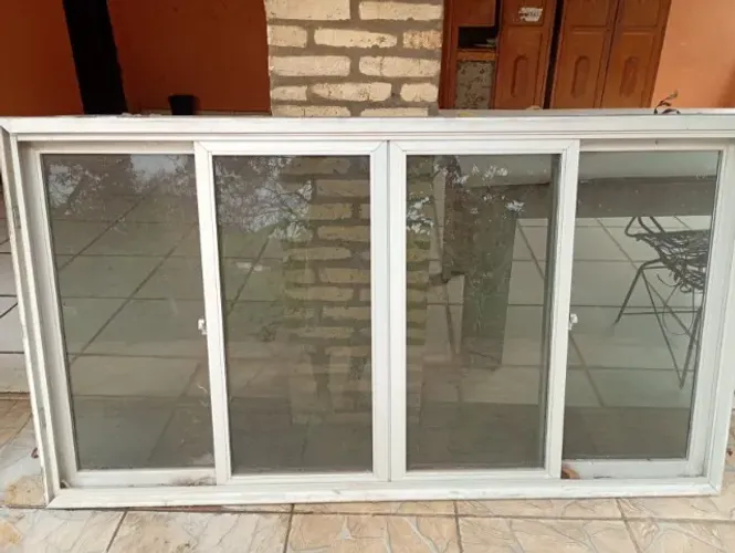 Vendo esquadria de alúminio com vidro de 1,5m