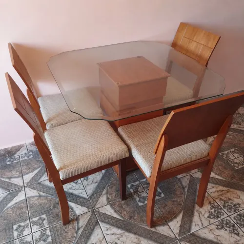 Mesa de jantar de madeira com tampo de vidro + 4 cadeiras