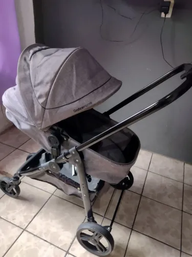 Vendo carrinho três em um Moisés .acompla bebê conforto é pra passeio 