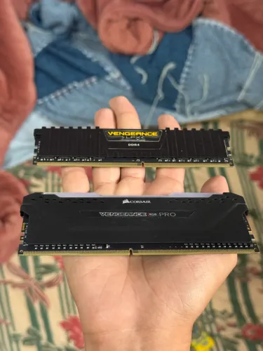 VENDO 2 MEMÓRIAS RAM DDR4 CORSAIR VENGEANCE 8GB 