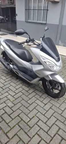 Vendo PCX linda e cuidada, pronta para andar sem nada pra fazer. Mecânica confiável