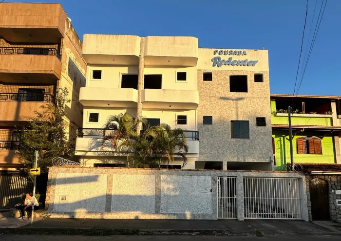 Casa comercial com pousada e estacionamento em frente ao Hospital Albert Sabin