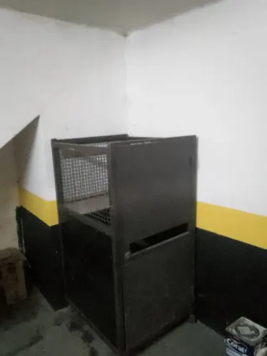 Caixa móvel de ferro com rodinhas
