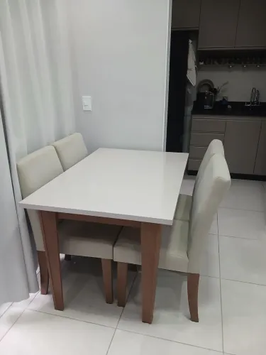 MESA COM 04 CADEIRAS