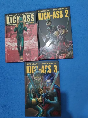 Kick-Ass completo em 3 edições em capa dura.