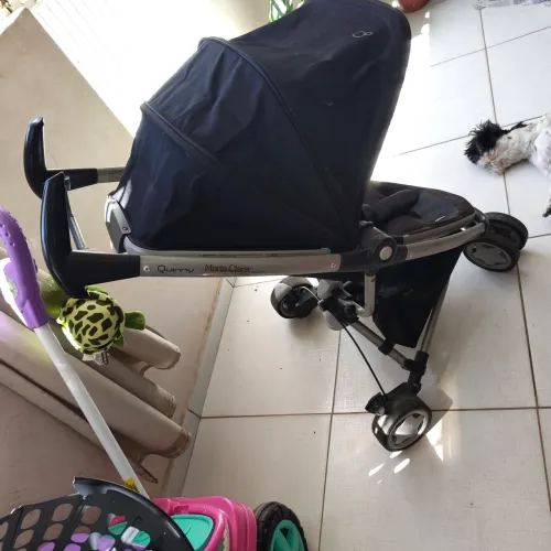 Carrinho de bebê quinny pra vender rápido poucas marca de uso sou da Imbiribeira 