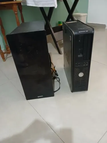 Dois computadores e um monitor