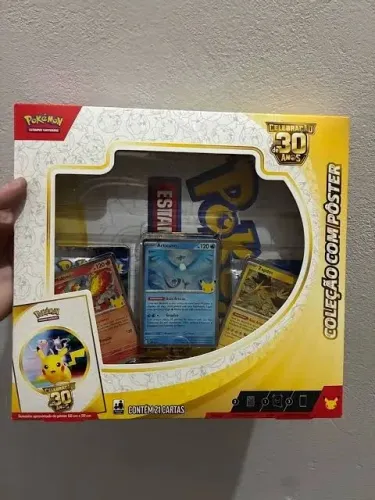 Box Coleção com Pôster de Celebração de 30 Anos do Pokémon TCG