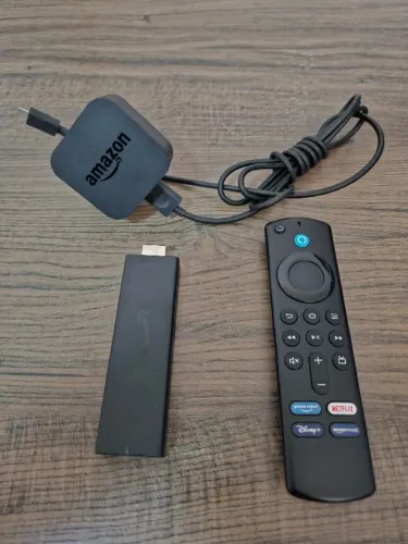 Amazon Fire TV Stick 4K E9L29 com controle e fonte