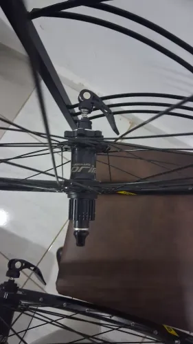 Par de rodas Vzan Extreme + Cubos Absolute Prime