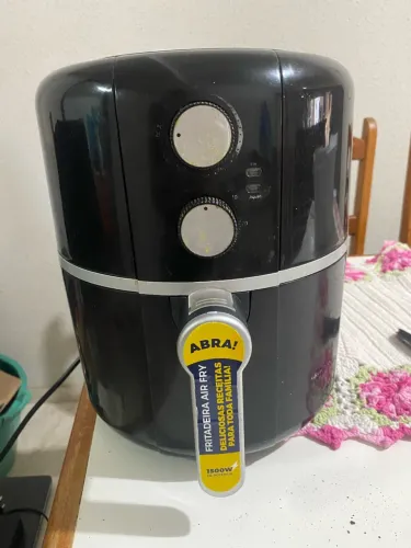 Fritadeira Sem Óleo Air Fry Britânia Black Plus BFR13P de 1500W e 4,5 litros.